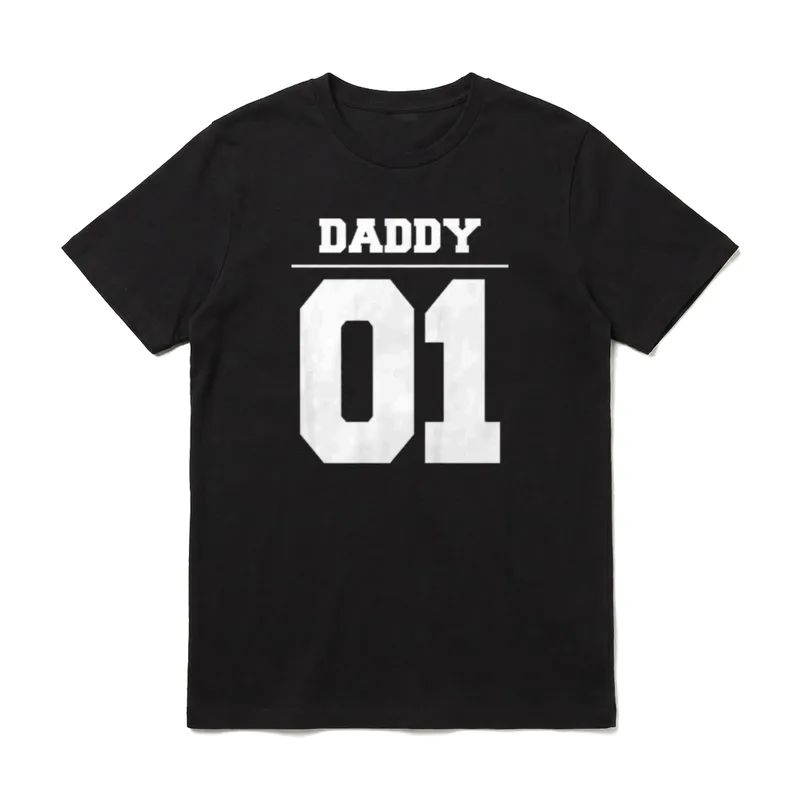 Vater Tochter Partnerlook Outfit Daddy T-Shirt – Schriftzug „DADDY 01“ im Trikotdesign – Klassisches T-Shirt in Schwarz