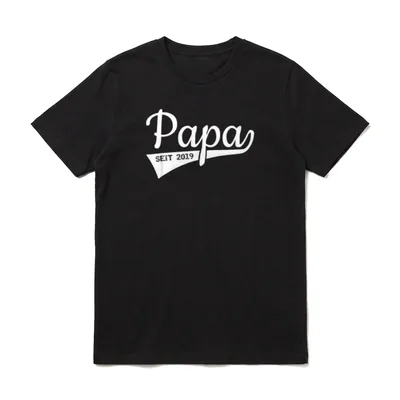 Papa 2019 Geburtstag Sohn T-Shirt – Papa Schriftzug mit Banner Seit 2019 in weißer Type – Klassisches T-Shirt in Schwarz