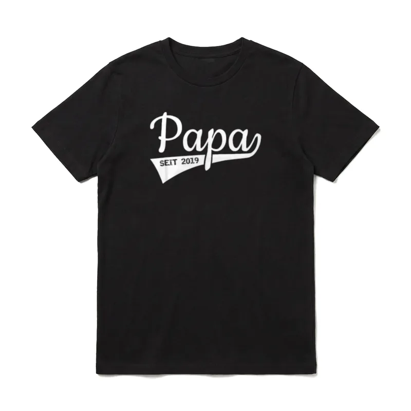 Papa 2019 Geburtstag Sohn T-Shirt – Papa Schriftzug mit Banner Seit 2019 in weißer Type – Klassisches T-Shirt in Schwarz