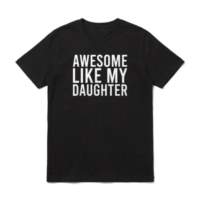 Tolles wie meine beiden T-Shirt – Schriftzug Awesome Like My Daughter in weißer Blocktype – Klassisches T-Shirt in Schwarz