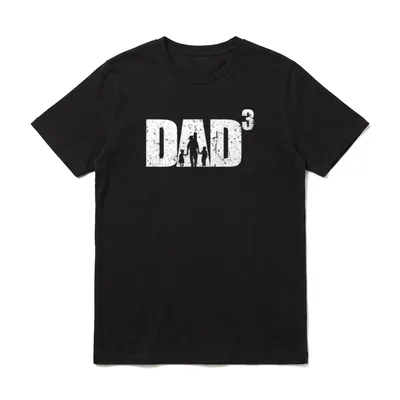 Dad hoch 3 stolzer T-Shirt – Schriftzug DAD hoch 3, Silhouette Vater mit drei Kindern – Klassisches T-Shirt in Schwarz