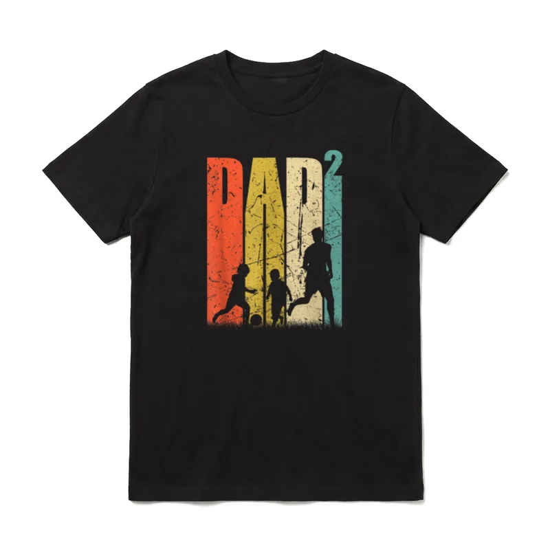 Fussball Shirt Damen – Bunte Buchstaben Dad 2 mit Fußballer-Silhouetten – Klassisches T-Shirt in Schwarz