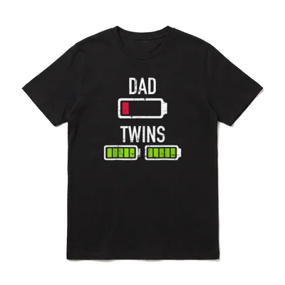 Zwillinge Papa Batterie T-Shirt – DAD mit roter und TWINS mit zwei grünen Batterien – Klassisches T-Shirt in Schwarz