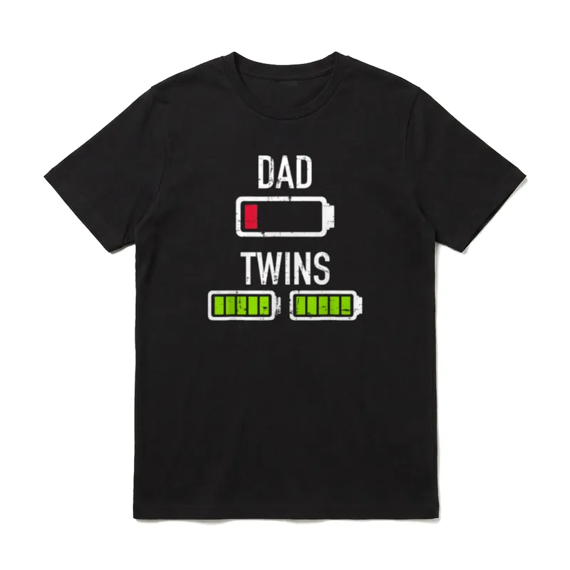 Zwillinge Papa Batterie T-Shirt – DAD mit roter und TWINS mit zwei grünen Batterien – Klassisches T-Shirt in Schwarz