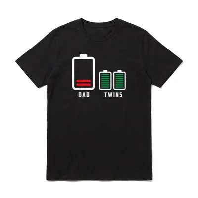 Vater Papa Dad T-Shirt – Batterien DAD rot leer und TWINS grün voll – Klassisches T-Shirt in Schwarz