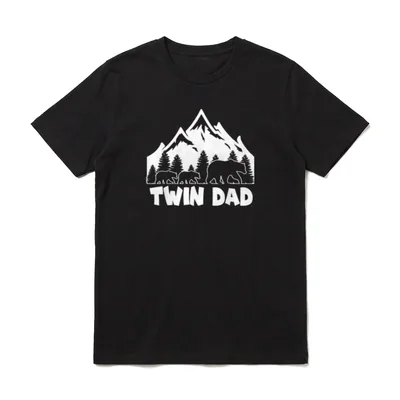 Papa Zwillinge Vater I T-Shirt – Bärenfamilie vor Bergen, Schriftzug TWIN DAD – Klassisches T-Shirt in Schwarz