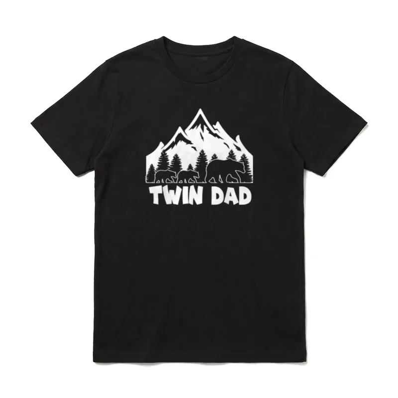 Papa Zwillinge Vater I T-Shirt – Bärenfamilie vor Bergen, Schriftzug TWIN DAD – Klassisches T-Shirt in Schwarz