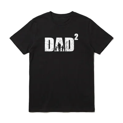 Dad hoch 2 Geburt T-Shirt – DAD² Schriftzug mit Silhouette von Vater und zwei Kindern – Klassisches T-Shirt in Schwarz