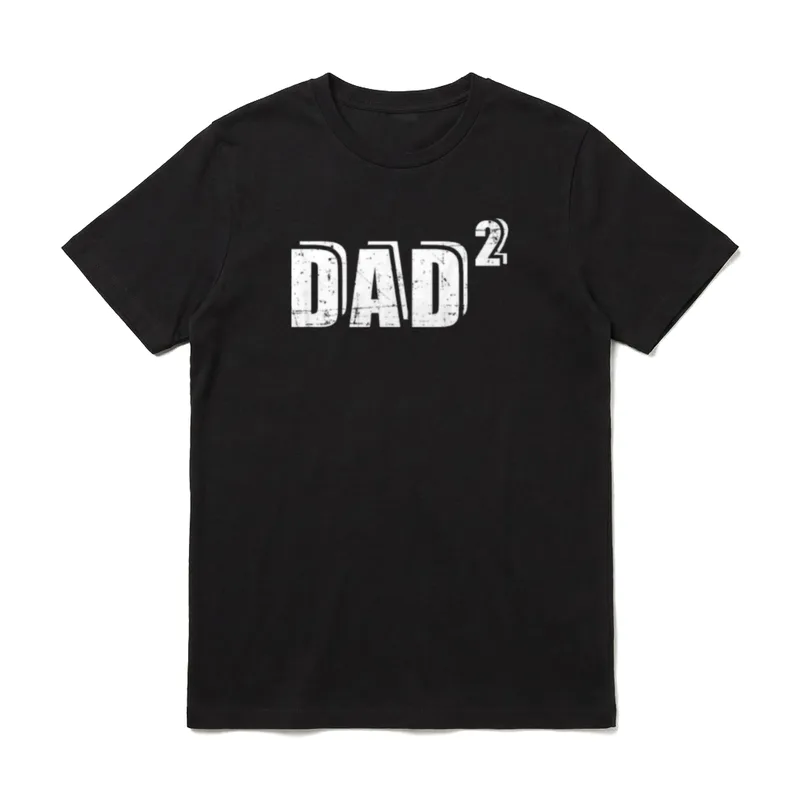 Zweifacher Papa Vater hoch T-Shirt – Schriftzug „DAD²“ in weißer Used-Optik – Klassisches T-Shirt in Schwarz