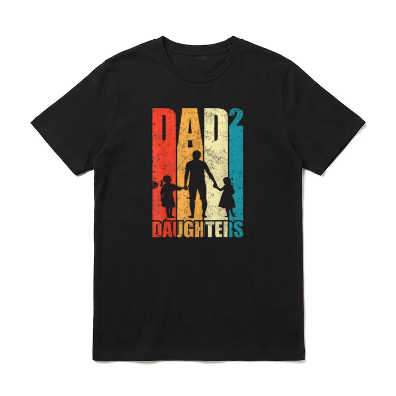 Dad Hoch 2 Papa T-Shirt – Schriftzug „DAD2 DAUGHTERS“ mit Vater und zwei Töchtern – Klassisches T-Shirt in Schwarz