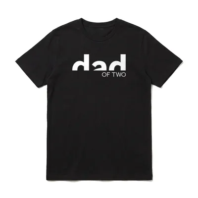 Dad Of Two Vater T-Shirt – White text dad OF TWO on grey background with stylized lettering – Klassisches T-Shirt in Schwarz