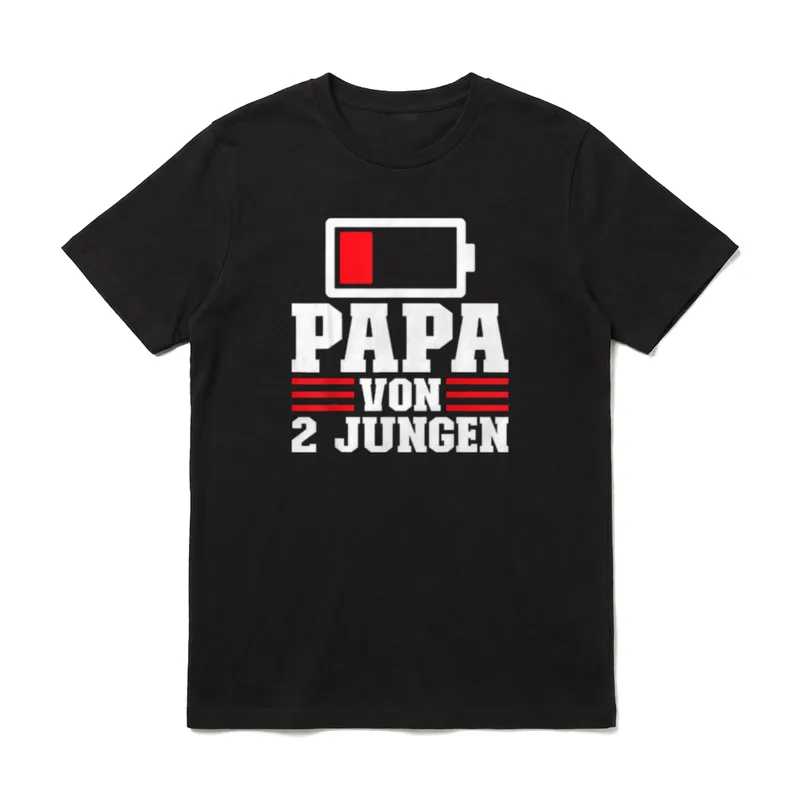Papa von 2 Jungen T-Shirt – Leerer Akku über Schriftzug PAPA VON 2 JUNGEN – Klassisches T-Shirt in Schwarz