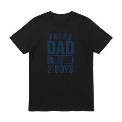 Proud Dad of 2 T-Shirt – Schriftzug Proud Dad of 2 Boys mit Batteriesymbol – Klassisches T-Shirt in Schwarz