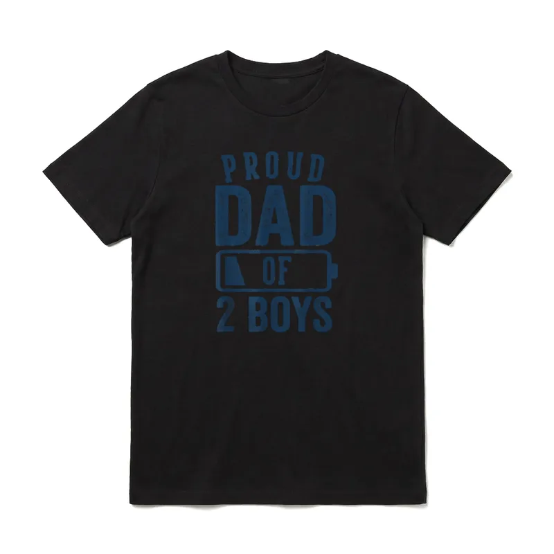 Proud Dad of 2 T-Shirt – Schriftzug Proud Dad of 2 Boys mit Batteriesymbol – Klassisches T-Shirt in Schwarz