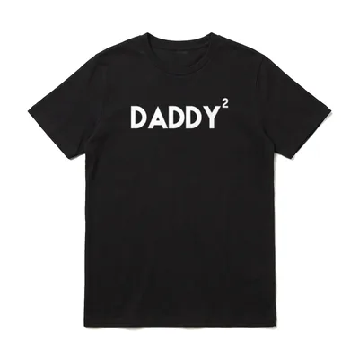 Lustig Mann Twin Dad of T-Shirt – Der weiße Schriftzug DADDY² – Klassisches T-Shirt in Schwarz