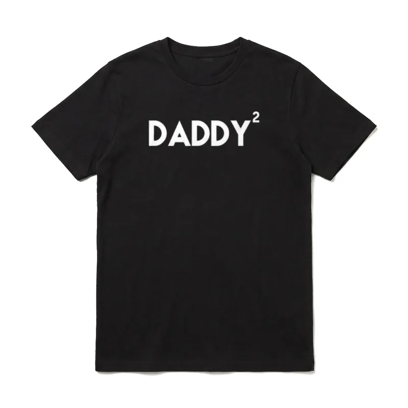 Lustig Mann Twin Dad of T-Shirt – Der weiße Schriftzug DADDY² – Klassisches T-Shirt in Schwarz