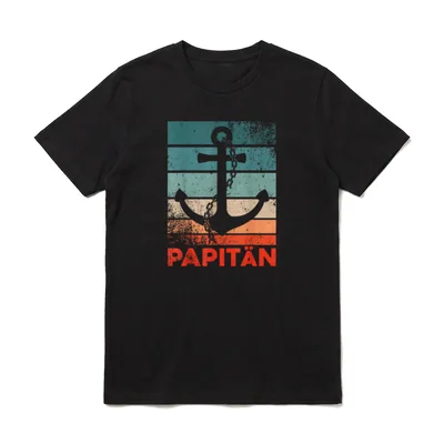 T-Shirt Vatertag lustig – Retro Anker mit dem Wort PAPITÄN auf bunten Streifen – Klassisches T-Shirt in Schwarz