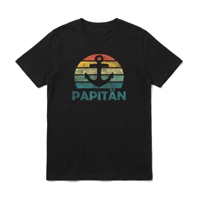 Papitän T-Shirt – Anker im Retro-Sonnenuntergang, darunter der Schriftzug PAPITÄN – Klassisches T-Shirt in Schwarz