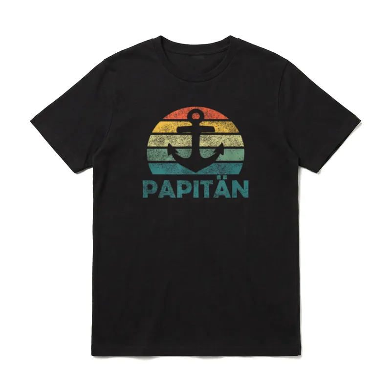 Papitän T-Shirt – Anker im Retro-Sonnenuntergang, darunter der Schriftzug PAPITÄN – Klassisches T-Shirt in Schwarz