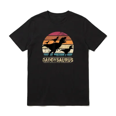 Daddysaurus Papa von DREI T-Shirt – Klassisches T-Shirt in Schwarz
