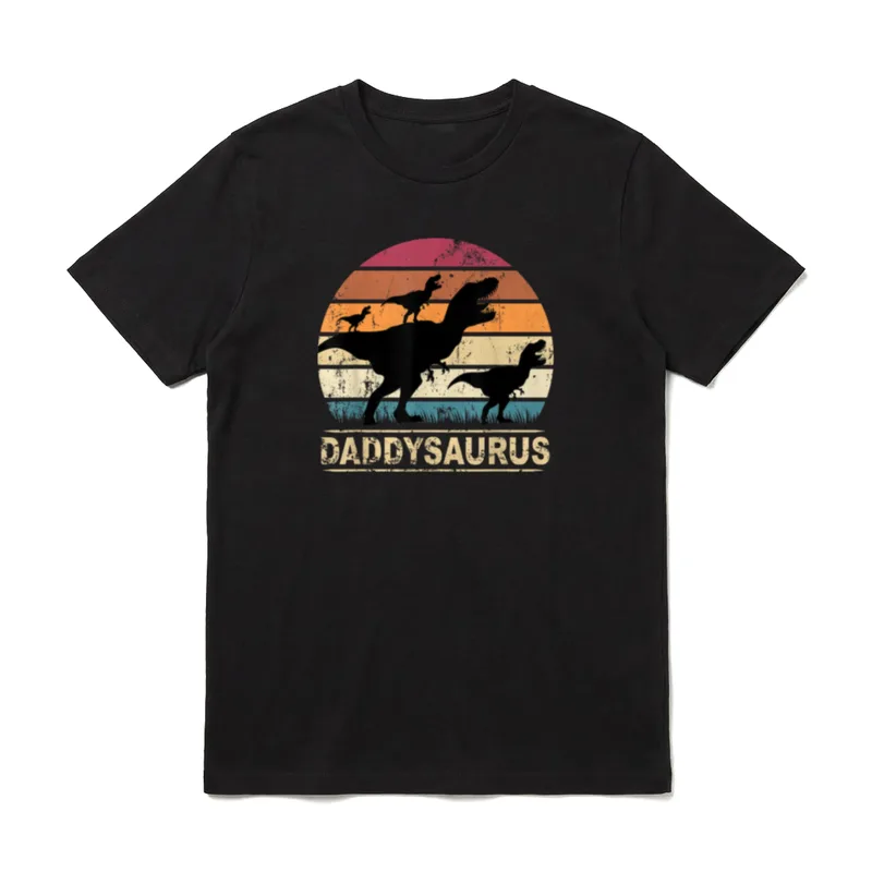 Daddysaurus Papa von DREI T-Shirt – Klassisches T-Shirt in Schwarz