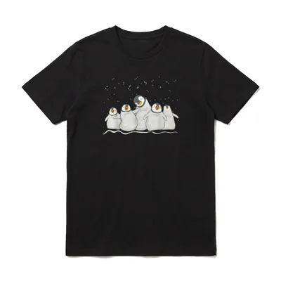 Mutter Vater Pinguine Familie T-Shirt – Fünf Pinguine als Gruppe im Schnee gezeichnet – Klassisches T-Shirt in Schwarz