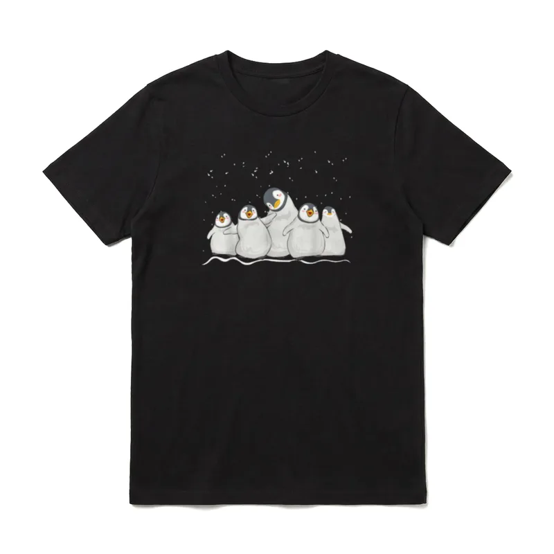 Mutter Vater Pinguine Familie T-Shirt – Fünf Pinguine als Gruppe im Schnee gezeichnet – Klassisches T-Shirt in Schwarz