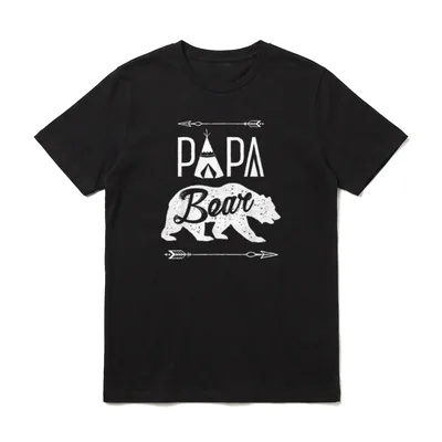 Papa Bär Mama Bear T-Shirt – Schriftzug PAPA mit Tipi, Bär mit Bear-Schriftzug, Pfeile – Klassisches T-Shirt in Schwarz