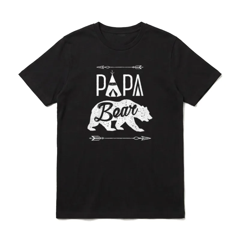 Papa Bär Mama Bear T-Shirt – Schriftzug PAPA mit Tipi, Bär mit Bear-Schriftzug, Pfeile – Klassisches T-Shirt in Schwarz