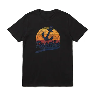 Papitän Papa Kapitän Anker T-Shirt – Schriftzug „Papitän“ über Anker im Retro-Sonnenkreis – Klassisches T-Shirt in Schwarz