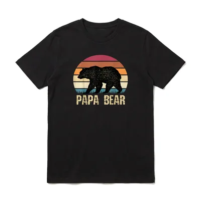 Vintage Papa Bear Wandern T-Shirt – Retro Bär Silhouette vor Sunset mit Schriftzug PAPA BEAR – Klassisches T-Shirt in Schwarz