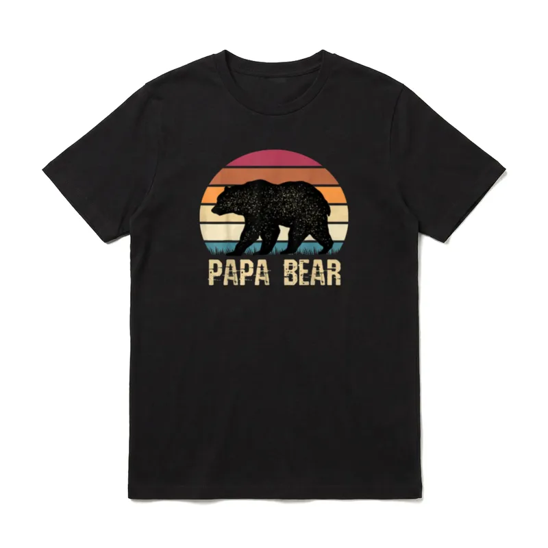 Vintage Papa Bear Wandern T-Shirt – Retro Bär Silhouette vor Sunset mit Schriftzug PAPA BEAR – Klassisches T-Shirt in Schwarz