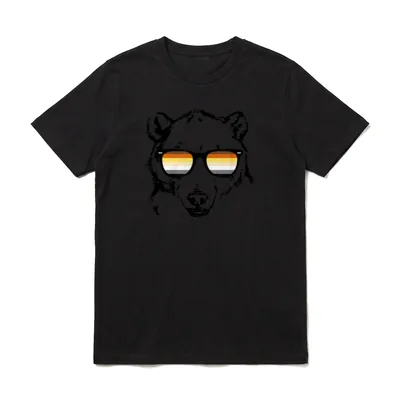 Gay Bear with Bear T-Shirt – Schwarzer Bärenkopf mit Sonnenbrille, Gläser in Streifenfarben – Klassisches T-Shirt in Schwarz