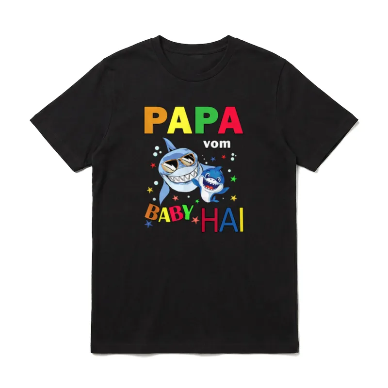 Papa vom Baby Hai T-Shirt – PAPA vom BABY HAI Text mit zwei blauen Haien und bunten Sternen – Klassisches T-Shirt in Schwarz