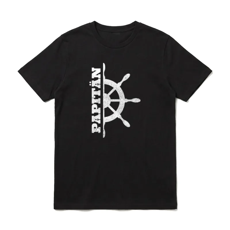 Papitän für den Kapitän T-Shirt – PAPITÄN Schriftzug neben einem weißen Steuerrad-Motiv – Klassisches T-Shirt in Schwarz