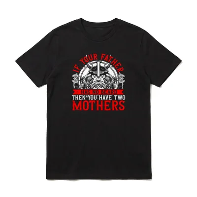 Wikinger wenn dein Vater T-Shirt – Bärtiger Wikingerhelm mit rotem Englisch-Spruch – Klassisches T-Shirt in Schwarz