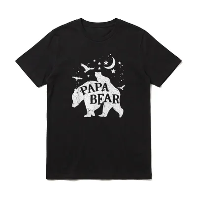 Vatertag Papa Bär Papa T-Shirt – Bär mit Schriftzug Papa Bear, Mond, Sternen und Vögeln – Klassisches T-Shirt in Schwarz