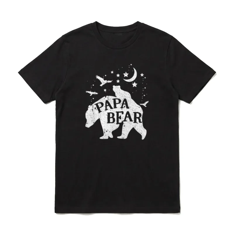 Vatertag Papa Bär Papa T-Shirt – Bär mit Schriftzug Papa Bear, Mond, Sternen und Vögeln – Klassisches T-Shirt in Schwarz