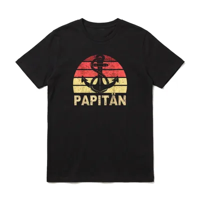 Papitän Vater Papa Kapitän T-Shirt – Anker vor roter-gelber Sonne, Schriftzug „Papitän“ – Klassisches T-Shirt in Schwarz
