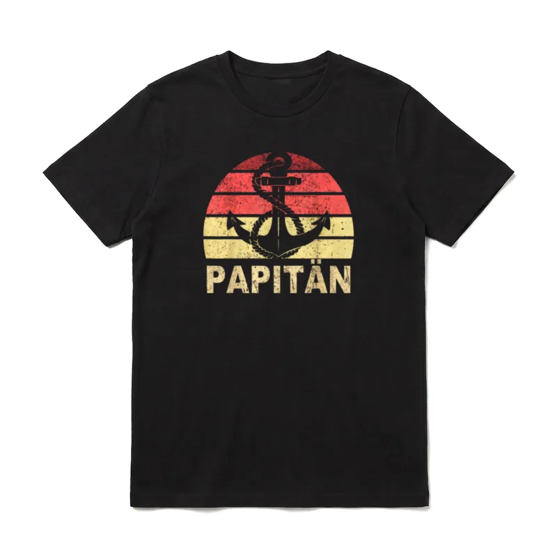 Papitän Vater Papa Kapitän T-Shirt – Anker vor roter-gelber Sonne, Schriftzug „Papitän“ – Klassisches T-Shirt in Schwarz