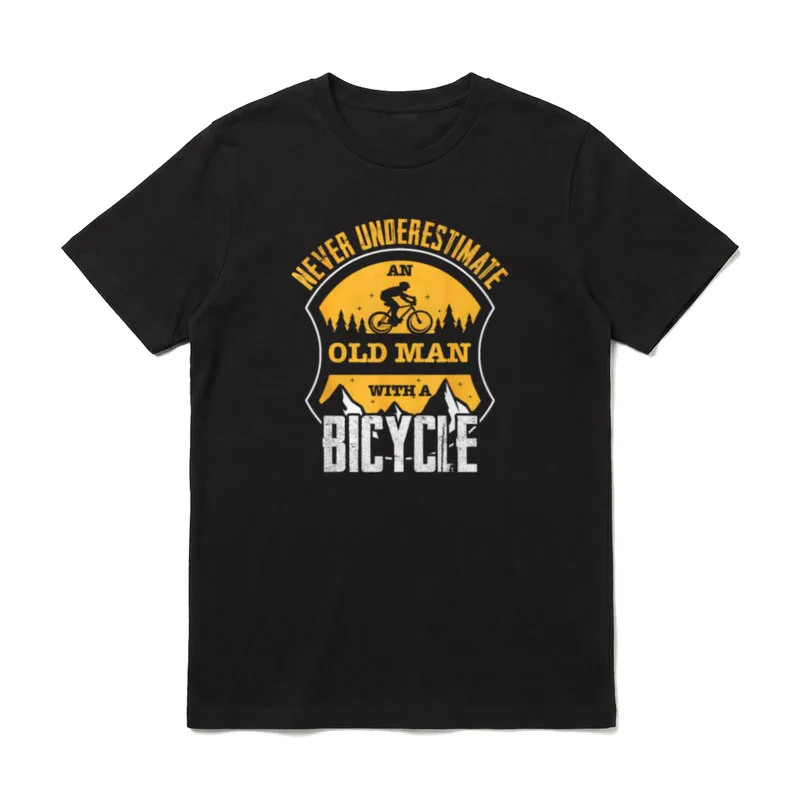 Alter Mann mit Fahrrad T-Shirt – Klassisches T-Shirt in Schwarz