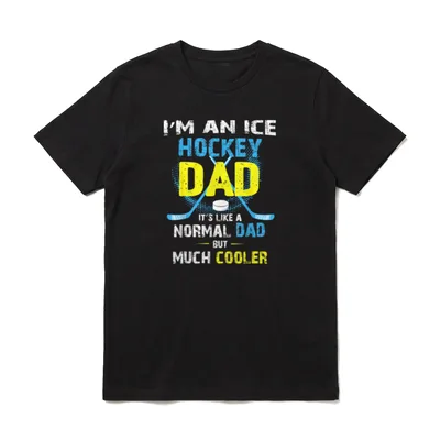 Eishockey Papa Ice Hockey T-Shirt – Ice Hockey Dad Shirt mit Schlägern und Puck – Klassisches T-Shirt in Schwarz