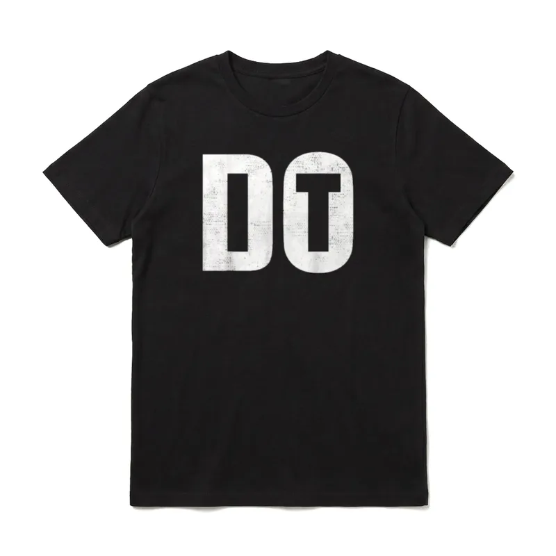 Do It Inspiration Fitness T-Shirt – Großbuchstaben „DT“ in strukturierter weißer Optik – Klassisches T-Shirt in Schwarz