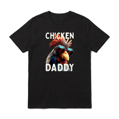 Chicken Daddy Hühner Vater T-Shirt – Hahn mit Sonnenbrille zwischen „Chicken“ und „Daddy“ – Klassisches T-Shirt in Schwarz