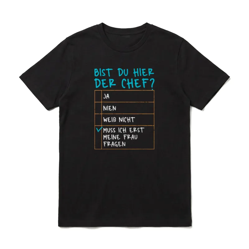 Bist Du Hier T-Shirt – Checkliste „Bist Du Hier Der Chef?“ mit Häkchen bei Ehefrau-Antwort – Klassisches T-Shirt in Schwarz