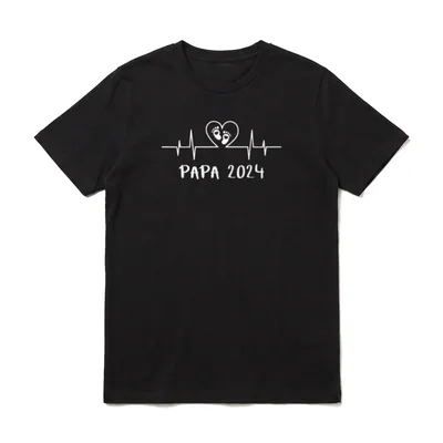 Papa 2024 Herzschlag T-Shirt – PAPA 2024 mit EKG-Linie, Herz und zwei Babyfüßen – Klassisches T-Shirt in Schwarz