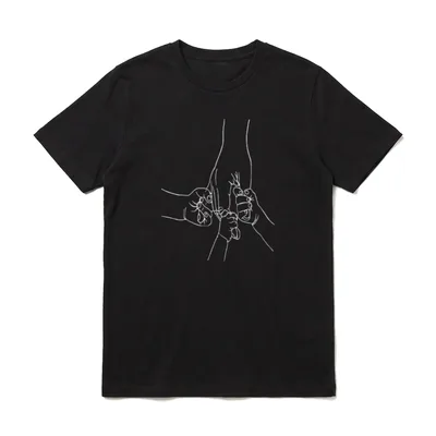 Vater und 3 Kinderhände T-Shirt – Linienzeichnung: Vaterhand hält kleine Kinderhände – Klassisches T-Shirt in Schwarz