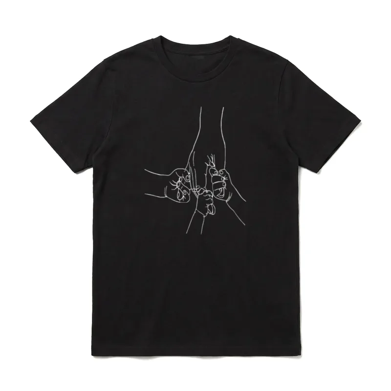 Vater und 3 Kinderhände T-Shirt – Linienzeichnung: Vaterhand hält kleine Kinderhände – Klassisches T-Shirt in Schwarz