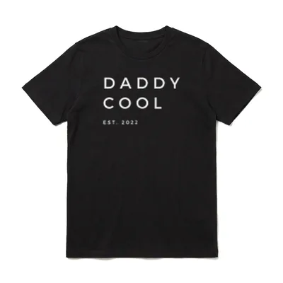 Daddy Cool white Weiß EST. T-Shirt – Schriftzug DADDY COOL und EST. 2022 in Weiß – Klassisches T-Shirt in Schwarz