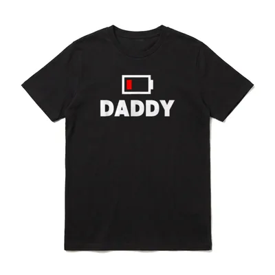 Papa Akku leer Lustiges T-Shirt – DADDY Schriftzug unter rotem Akkustand Symbol – Klassisches T-Shirt in Schwarz